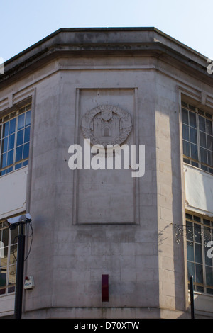 Banque d'épargne de la fiduciaire emblème sur un ancien bâtiment de la banque à Cardiff Banque D'Images