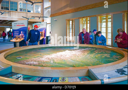 Les touristes l'affichage d'une carte topographique en trois dimensions à la Denali National Park Visitors Centre, Denali National Park, Alaska Banque D'Images