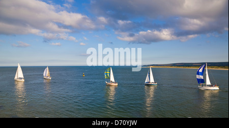 Yachts de quitter le port de Poole Dorset UK vu de bancs Banque D'Images