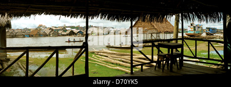 Des maisons flottantes dans Belen, Iquitos. Amazonie péruvienne Banque D'Images