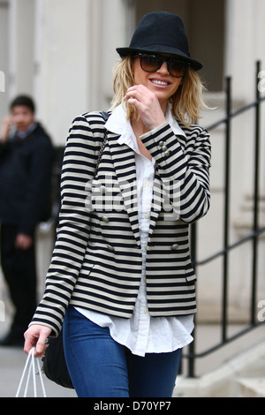 Sarah Harding laissant un immeuble à Londres Londres, Angleterre - 21.02.12 Banque D'Images