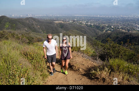 Couple hiking le Temescal Ridge Trail en Californie du Sud Banque D'Images