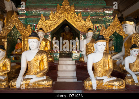 Statues de Bouddha dans une salle de prière à la pagode Shwedagon, Yangon, Rangoon, Myanmar), (Birmanie) Banque D'Images