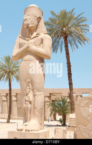 Statue de Ramsès II avec sa fille Meritamen, Temple de Karnak complexe, UNESCO World Heritage site, Thèbes, Louxor, Banque D'Images