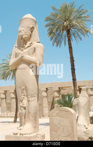 Statue de Ramsès II avec sa fille Meritamen, Temple de Karnak complexe, UNESCO World Heritage site, Thèbes, Louxor, Banque D'Images