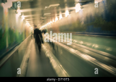 Les gens sur tapis roulant pour parking souterrain à Sydney, Australie. Banque D'Images