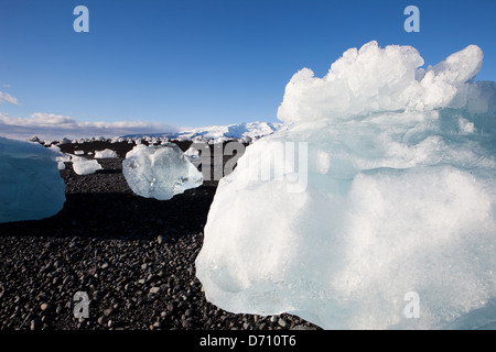 Les icebergs sur Joekulsarlon Blacksand Jökulsárlón, Islande Banque D'Images