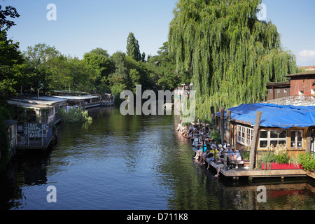 Berlin, Allemagne, restaurants et bars sur Flutgraben à Berlin-Kreuzberg Banque D'Images