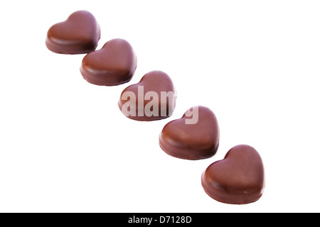 Chocolats en forme de coeur isolé sur fond blanc. Banque D'Images