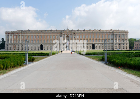 Caserta.Campania. L'Italie. Vue de la façade du xviiie siècle somptueux palais de Caserte ou Reggia di Caserta, construit à Banque D'Images