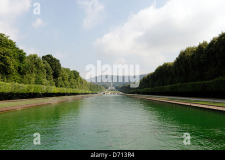 L'Italie. La Campanie. L'Italie. Vue sur le lac de la fontaine des dauphins vers la grande cascade, une cascade de 75 mètres h Banque D'Images