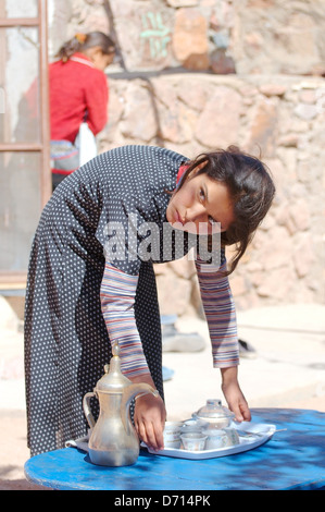 Fille bédouine moderne prépare le thé, péninsule du Sinaï, Égypte Banque D'Images