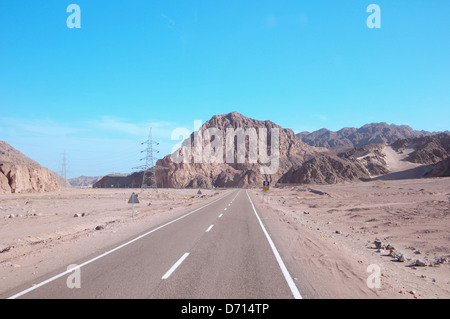 'La montagne' chameau couché, Charm el-Cheikh de la chaussée à Dahab, péninsule du Sinaï, Égypte Banque D'Images