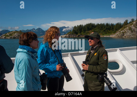 Les Passagers de bateau de croisière safari s'efforcer à Glacier Bay National Park, Alaska parler à ranger du parc Banque D'Images