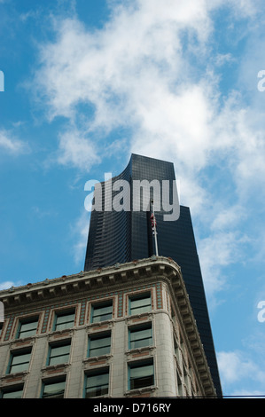 Usa, l'État de Washington, Seattle, bâtiment de l'Arctique (Hôtel Hilton) avec Columbia tour en arrière-plan Banque D'Images