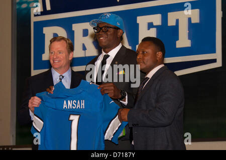 25 avril 2013 : Ezéchiel Ansah, défensive fin de Bringham Young et rédigé avec le 5ème pick by Detroit Lions, debout aux côtés de monsieur le commissaire de la NFL Roger Goodell et Lion légende Barry Sanders avec son new jersey au cours de la 78e projet de la Ligue nationale de football au Radio City Music Hall de New York City, New York. Banque D'Images