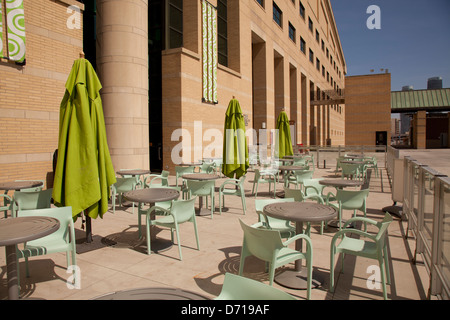 Outdoor Cafe patio avec chaises et tables Banque D'Images