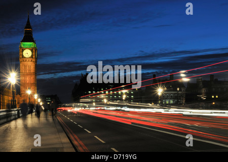 Westminster Bridge et Big Ben la nuit, Londres Royaume-Uni, avec des piétons et des traînées de lumière provenant de la circulation Banque D'Images