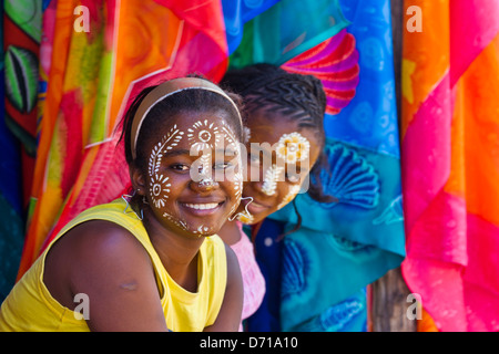 Les filles avec visage peint, Nosy Be, Madagascar Banque D'Images