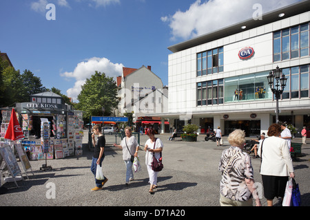 Berlin, Allemagne, les piétons dans la rue commerçante Alt-Tegel. Banque D'Images