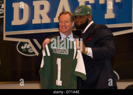 25 avril 2013 : Sheldon Richardson, s'attaquer à la défensive du Missouri et rédigé au 13 rang par les Jets de New York, aux côtés du commissaire de la NFL Roger Goodell avec son new jersey au cours de la 78e projet de la Ligue nationale de football au Radio City Music Hall de New York City, New York. Banque D'Images