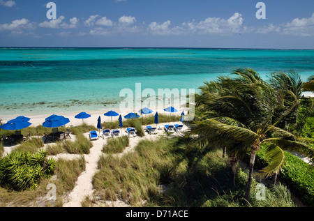 Vue de la basse plage sur Grace Bay à Providenciales, Turks & Caicos Banque D'Images