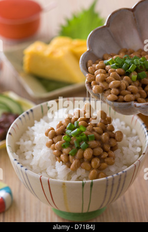 Le Natto sur du riz vapeur Banque D'Images