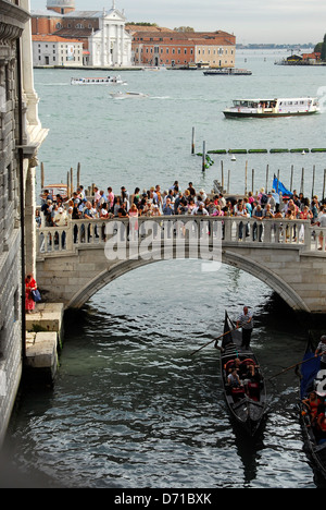 Pont sur l'un des nombreux canaux de Venise, Italie Banque D'Images