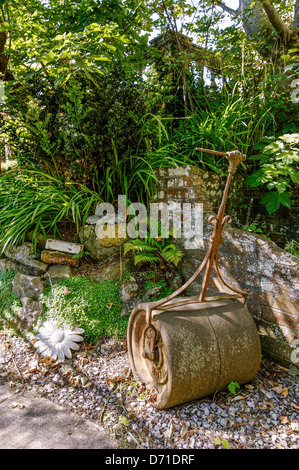 Rusty old pelle dans le coin d'un jardin d'été Banque D'Images