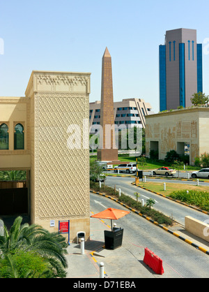 Monolithe sur avant du centre commercial Wafi, Dubaï, Émirats Arabes Unis Banque D'Images