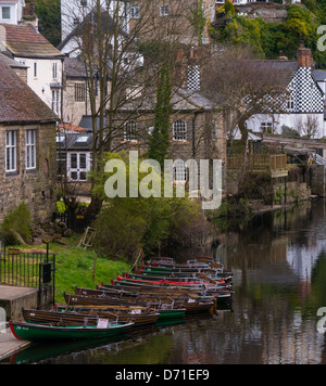 KNARESBOROUGH, NORTH YORKSHIRE - 19 AVRIL 2013 : louez des bateaux sur la rivière Nidd avec le viaduc ferroviaire en arrière-plan Banque D'Images