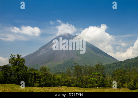 Le Volcan Arenal, Arenal Volcano National Park, Costa Rica Banque D'Images