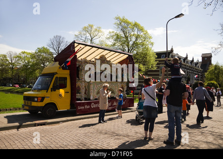 2012, 30 Avril - baril-organes jouant de la musique dans la rue à Queensday de Vlaardingen, Pays-Bas Banque D'Images