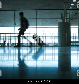 Abstract aéroport et silhouette de personne marche avec assurance Banque D'Images