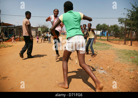 Les enfants de l'Afrique de jouer sur le chemin de terre Botleng en milieu rural, Afrique du Sud Banque D'Images