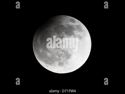 Berlin, Allemagne, 25 avril, 2013. L'éclipse lunaire partielle est visible à 22:07 heures du soir au-dessus de Francfort Oder, Allemagne, 25 avril 2013. Deux pour cent de la lune était couverte par la terre à la eclipse. Photo : Patrick Pleul/dpa/Alamy live News Banque D'Images
