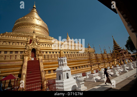 Le grand dôme d'or de la Pagode Shwezigon Bagan Myanmar (Birmanie) Banque D'Images