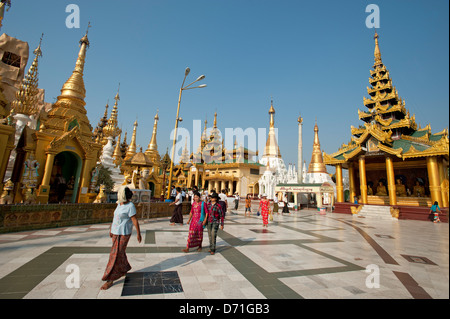 Les familles birmanes prendre une promenade en soirée à la pagode Shwedagon à Yangon Myanmar (Birmanie) Banque D'Images