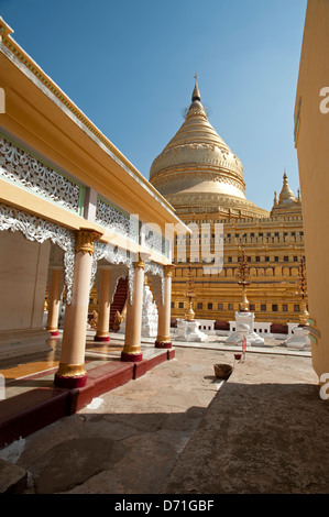 Le grand dôme d'or de la Pagode Shwezigon Bagan Myanmar (Birmanie) Banque D'Images