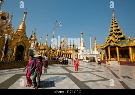 Les familles birmanes prendre une promenade en soirée à la pagode Shwedagon à Yangon Myanmar (Birmanie) Banque D'Images