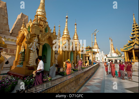 Les familles birmanes prendre une promenade en soirée à la pagode Shwedagon à Yangon Myanmar (Birmanie) Banque D'Images