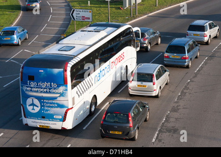 Véhicules sur les routes d'accès / rampes d'accès à l'autoroute M4 à la jonction 11 à Reading, Berkshire. Banque D'Images