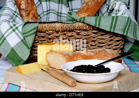 Plowmans le déjeuner composé de pain blanc, fromage cheddar et pickle sur une planche à découper en bois, Angleterre, Royaume-Uni, Europe de l'Ouest. Banque D'Images