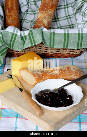 Plowmans le déjeuner composé de pain blanc, fromage cheddar et pickle sur une planche à découper en bois, Angleterre, Royaume-Uni, Europe de l'Ouest. Banque D'Images