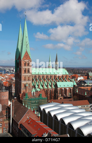 Vue aérienne sur le centre ancien de Lubeck, Schleswig-Holstein, Allemagne, avec l'église de Saint Mary Banque D'Images