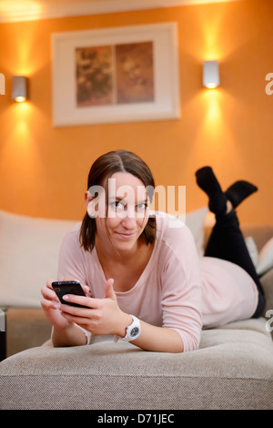 Young woman with smartphone Banque D'Images