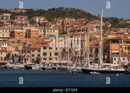 Maisons et bateaux dans le port touristique de Cala Gavetta à l'île de La Maddalena,région,Olbia Tempio Gallura, Sardaigne, Italie Banque D'Images
