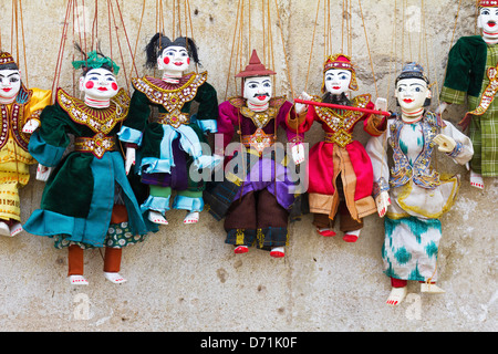 Marionnettes birmanes en vente dans le marché Nyaung Oo, Bagan Myanmar Banque D'Images