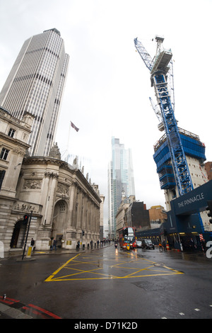 Vers le bas à Bishopsgate, Londres. Gibson Hall, tour 42, Heron tower et le site de construction de Pinnacle Banque D'Images