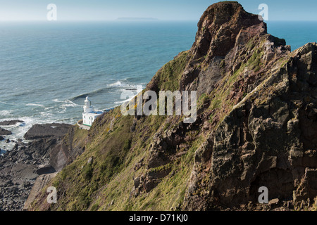 Hartland Point, Hartland, North Devon, Angleterre. La Harland Point Lighthouse avec Lundy Island à l'horizon. Banque D'Images